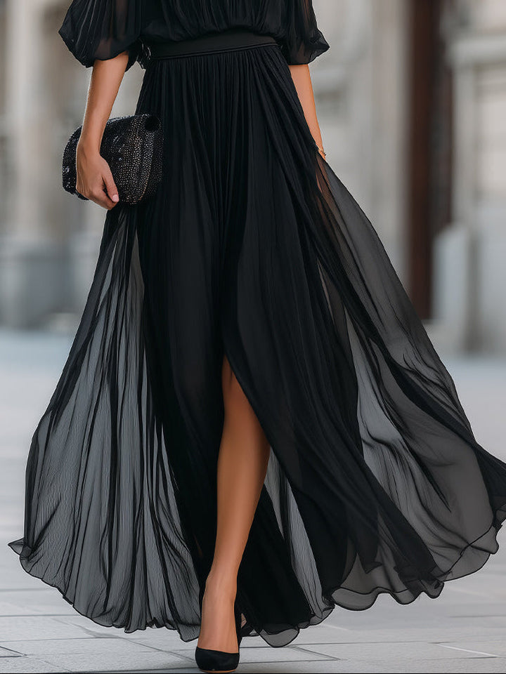 Stilvolles, schwarzes Off-Shoulder Plissee Maxikleid. Vielseitiges Damenkleid für Abend und besondere Events.