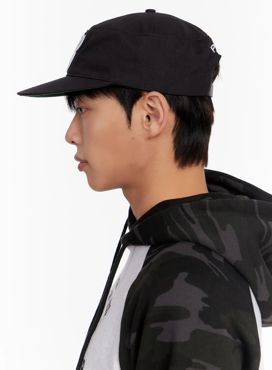 Profilansicht: Schwarze, bestickte Herren Baseballkappe. Lässiges und modernes Streetstyle Accessoire.