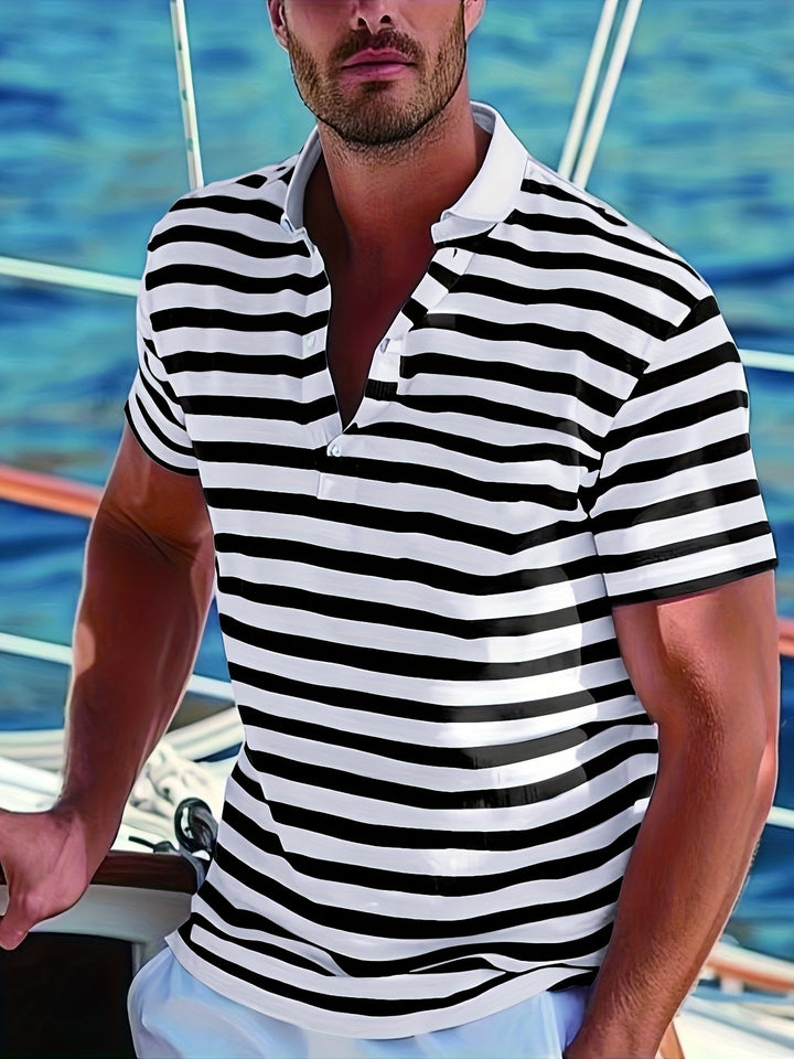 Detailaufnahme des gestreiften maritimen Herren Poloshirts, ideal für Casual Mode.