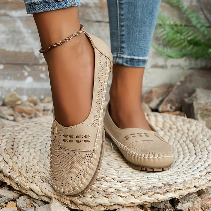 Leichte Elora Slip-On Damenschuhe in Dunkelblau, vielseitige Komfortschuhe für lange Tage.