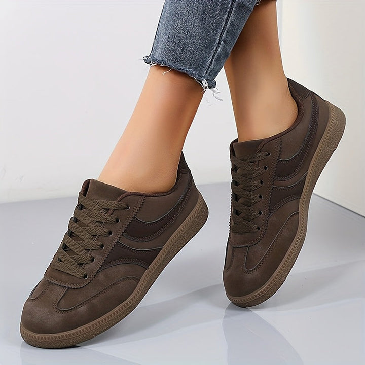 Seitliche Ansicht der Damen Retro-Sneaker. Schick & bequem, vielseitiger Freizeitschuh im Vintage-Look für den Alltag.
