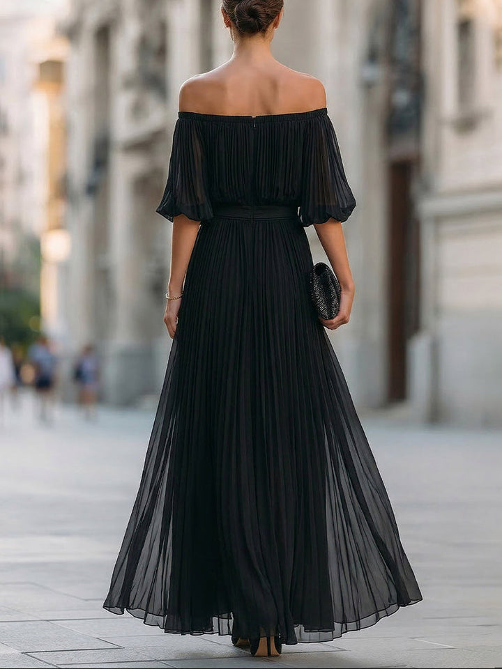 Fließendes, schwarzes Off-Shoulder Maxikleid mit Plisseedetails. Perfektes Sommer- oder Cocktailkleid.