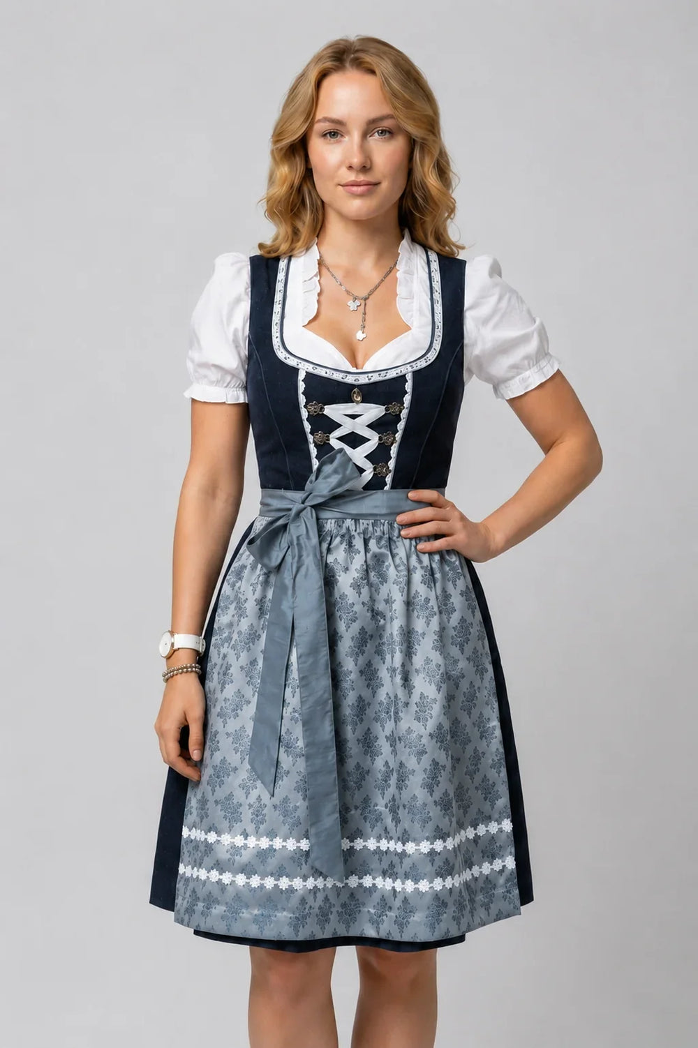 Klassisches Damen Dirndl komplett mit eleganter Schürze und weißer Bluse. Perfekt für Oktoberfest.
