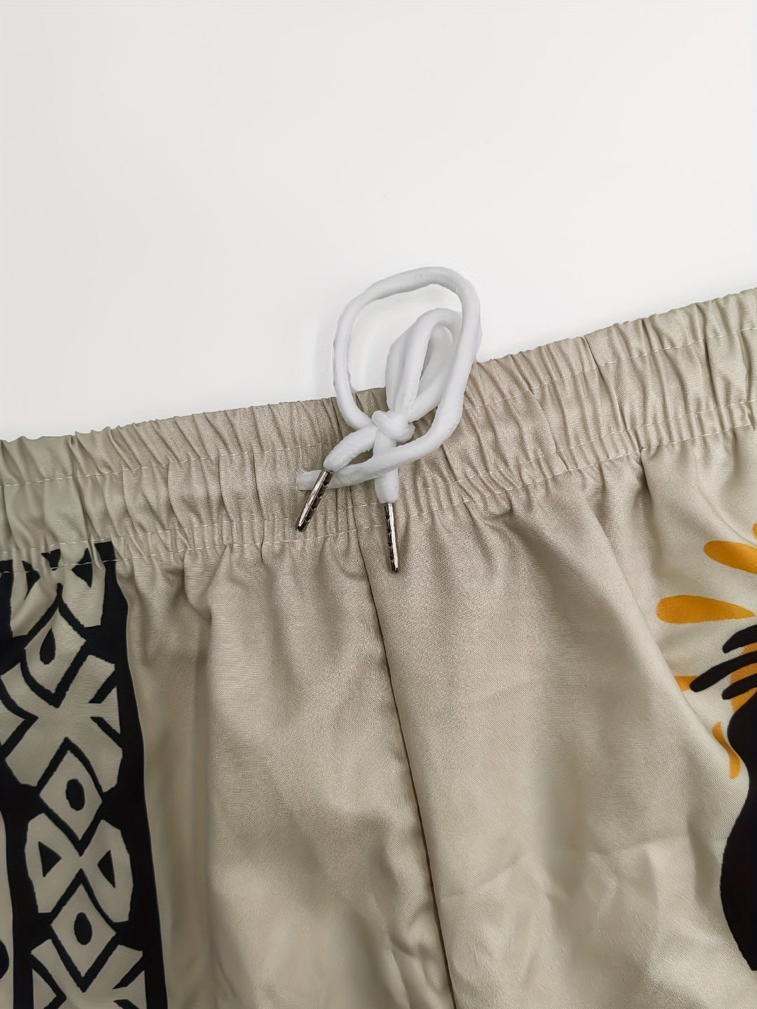 Lässige Khaki Herrenshorts mit Ethno-Muster und kreativem Künstler-Motiv für entspannte Sommertage.
