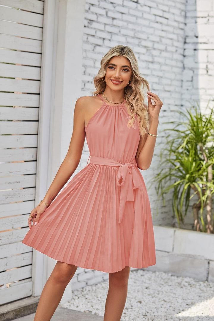 Modisches trägerloses Plisseekleid für Frauen, leicht und elegant, mit Gürtel; ideal als Abend- oder Partykleid.