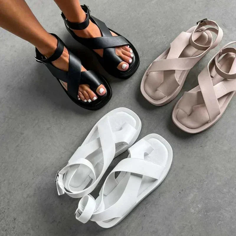Zwei orthopädische Damensandalen: Bequeme Komfortschuhe für den Sommer, ideal für Alltag & Freizeit.