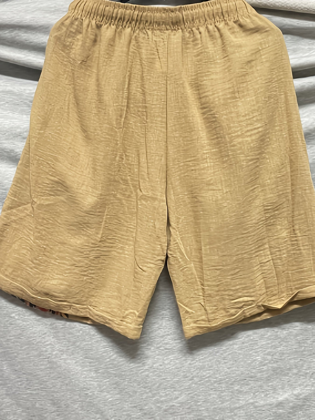 Sommerliche Herren Ethno-Shorts mit auffälligem geometrischem Muster, perfekt für Strand & lässige Looks.