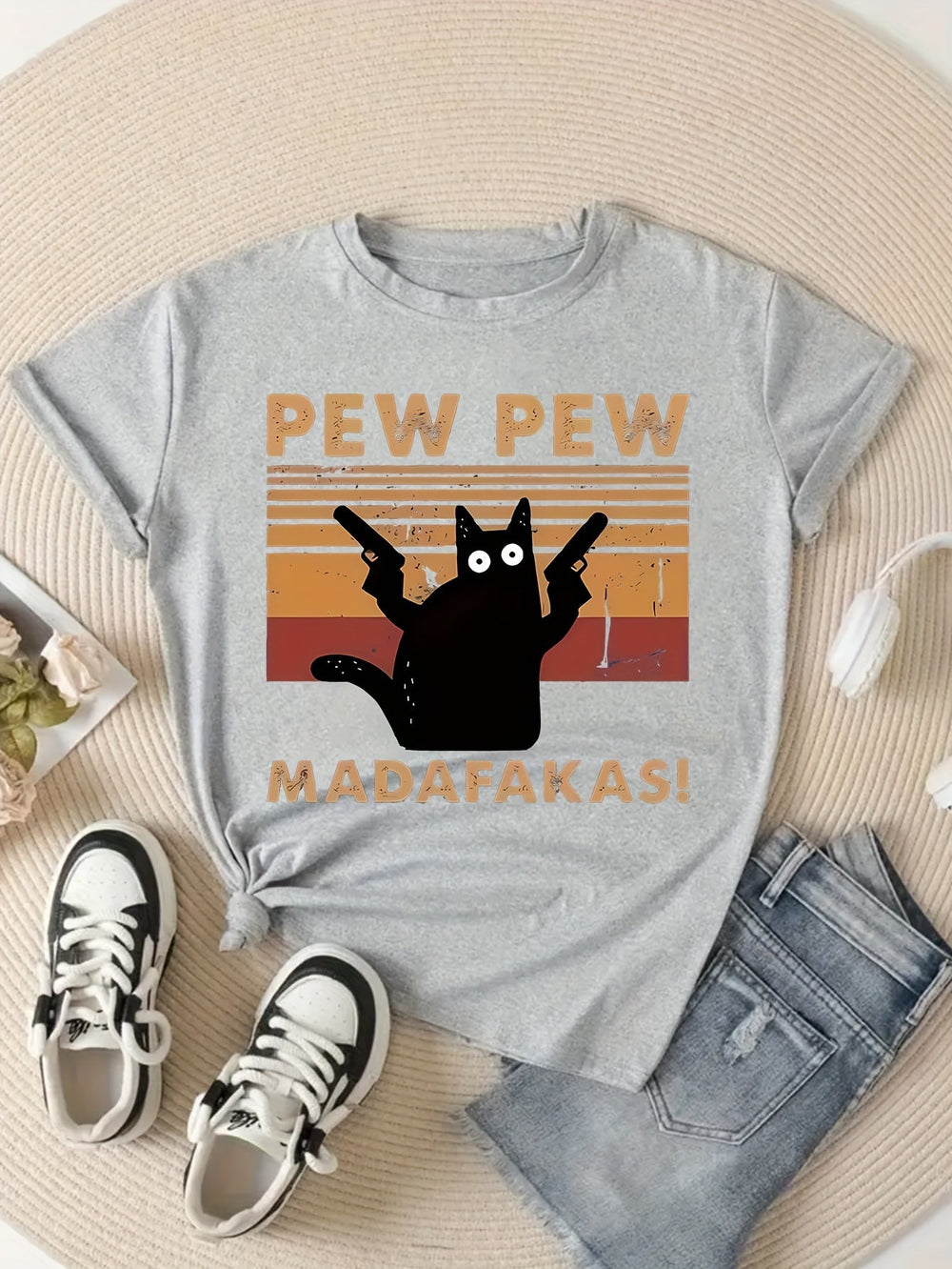 Humorvolles Damen T-Shirt mit Cartoon-Katzenmotiv 'PEW PEW MADAFaKAS!'. Retro Look Freizeitshirt für Frauen.