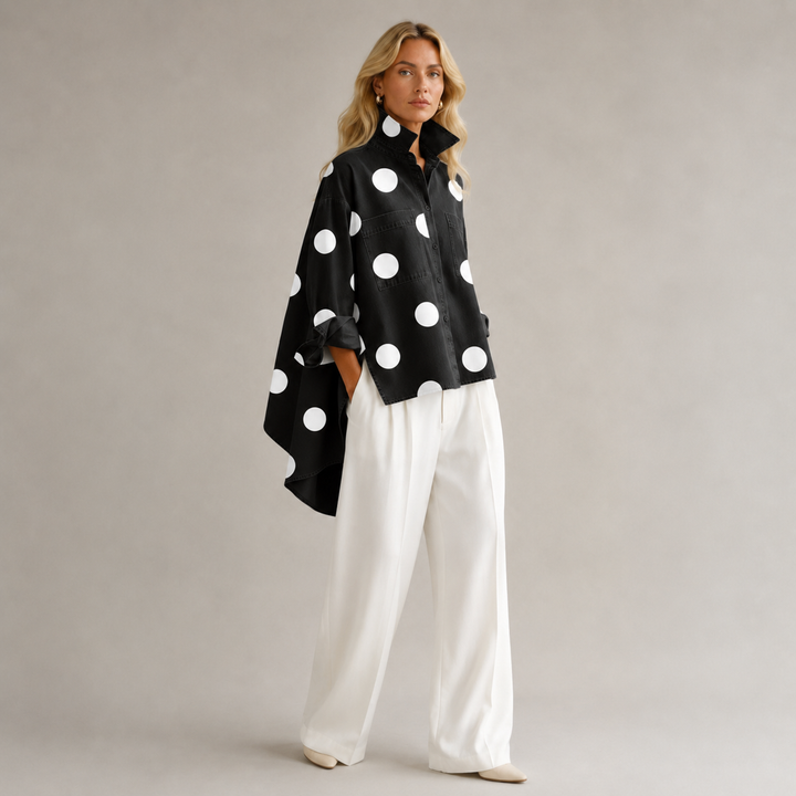 Damen Jeanshemd mit Polka Dots in Blau. Langarmhemd im lockeren Oversize-Schnitt, perfekt für den Casual-Alltag.