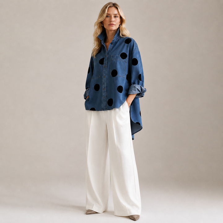 Komfortables Damen Jeanshemd Rot mit Polka Dots, lockerem Schnitt. Ideales Übergangshemd für Frühling/Herbst.