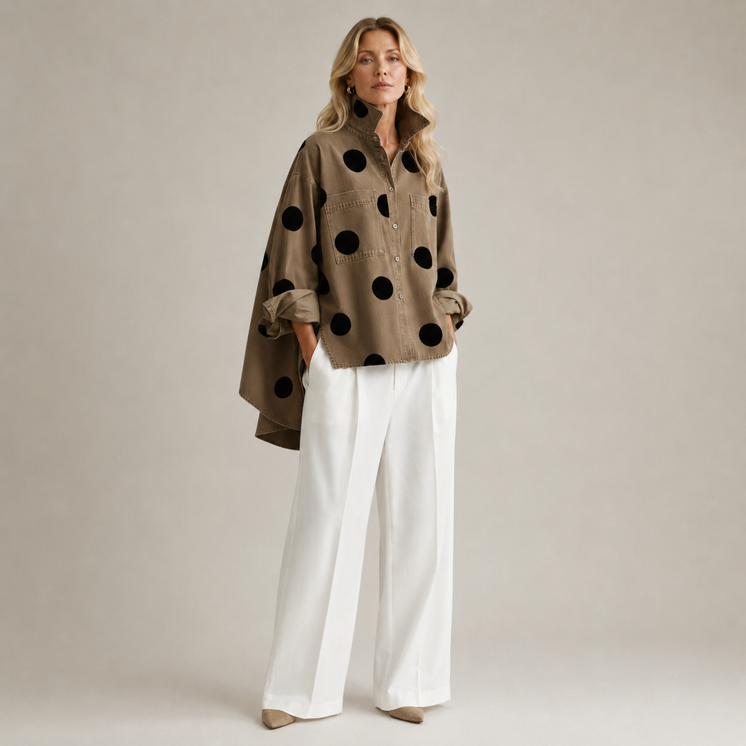 Blaues Damen Jeanshemd mit weißen Polka Dots im Oversize-Schnitt. Lässiges Langarmhemd für entspannte Tage.