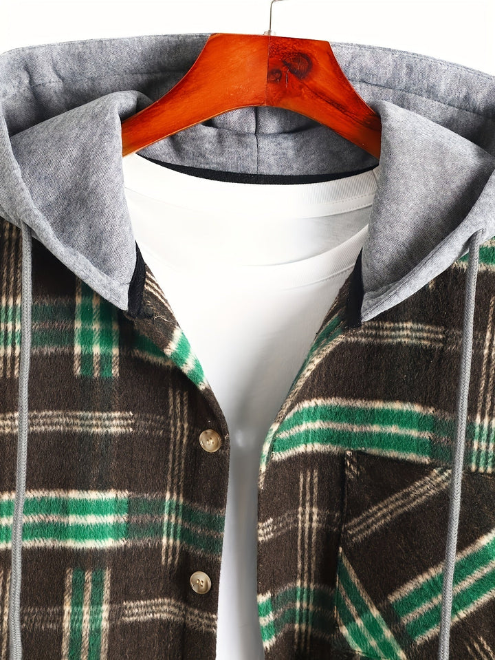Detailansicht der Kapuze an der karierten Herren Hemdjacke. Warm und funktional für kühle Frühlingsabende.