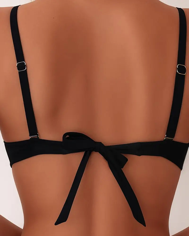 Figurbetonendes rückenfreies Damen Bikini-Set in Schwarz. Eleganter Zweiteiler, perfekt für feminine Sommer-Looks.