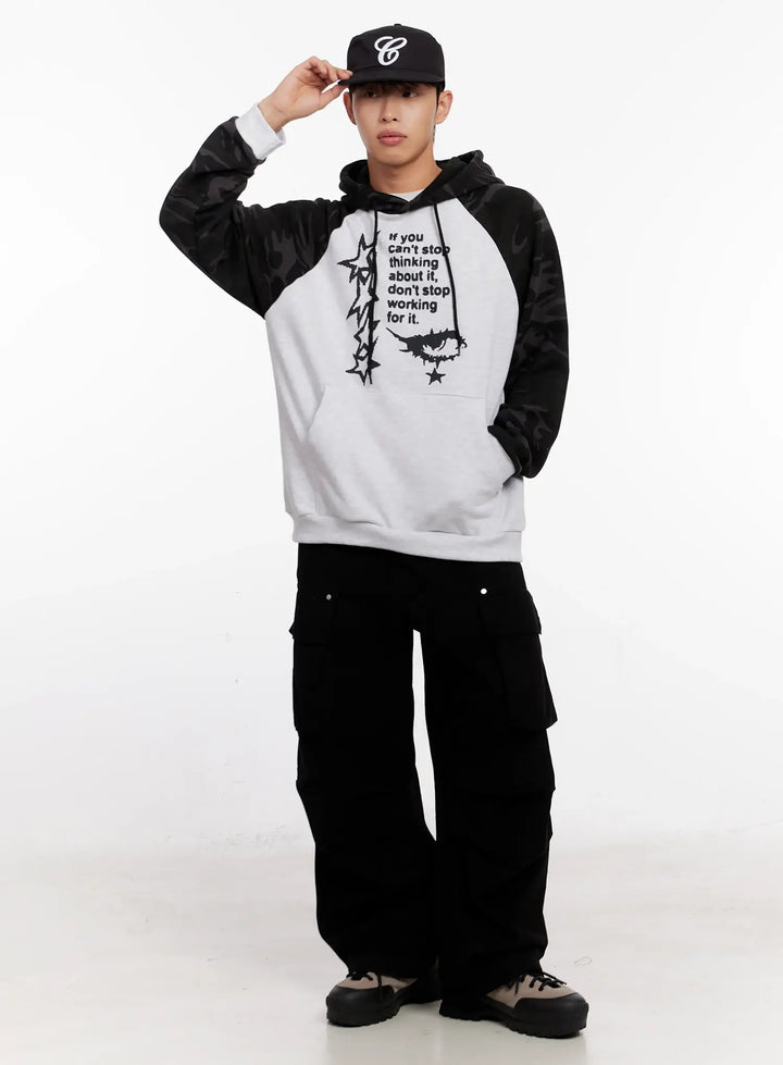 Rückansicht: Schwarze Herren Baseballkappe mit Stickerei, verstellbarer Verschluss. Lässiges Accessoire.