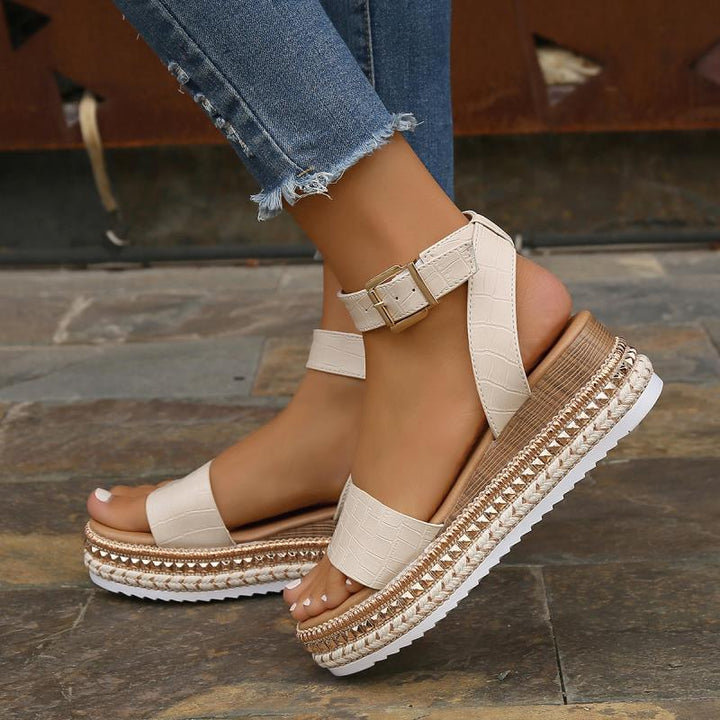 Stilvolle Damensandalen mit Plateau in seitlicher Ansicht, modische Sommerschuhe, die Komfort und Trend vereinen.