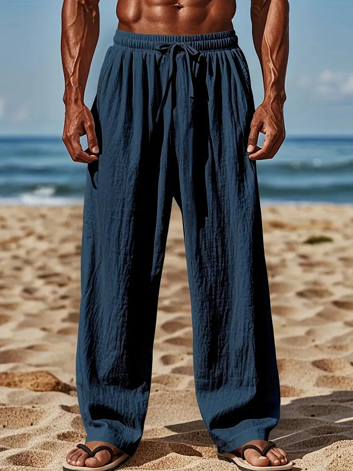 Hellblaue Herren Sommerhose, loose fit. Entspannt, leicht & atmungsaktiv – ideal für heiße Tage.