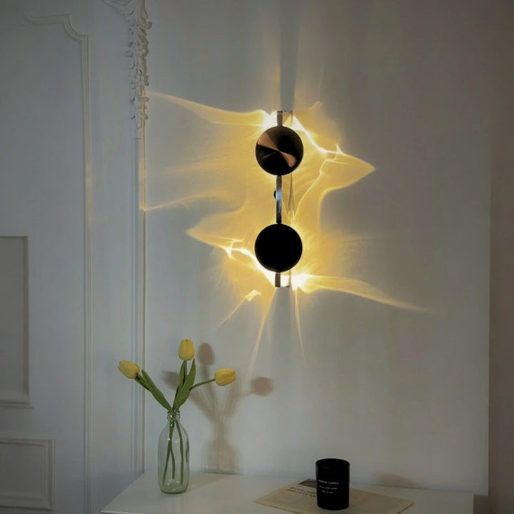 Ambient-Wandleuchte, moderne LED-Technik für einladende Lichtstimmung und energieeffiziente Beleuchtung.