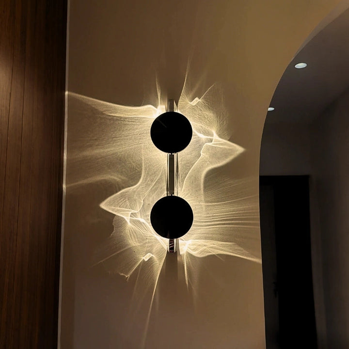 Elegante Design-Wandleuchte für moderne Räume, schafft stilvolle Ambientebeleuchtung im Wohnzimmer.