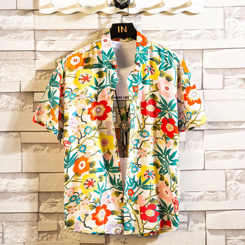 Elegantes Herren Kurzarmhemd mit auffälligem Blumenmuster und Reverskragen, ideal für Sommer.
