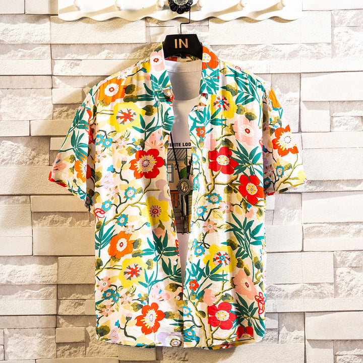 Elegantes Herren Kurzarmhemd mit auffälligem Blumenmuster und Reverskragen, ideal für Sommer.