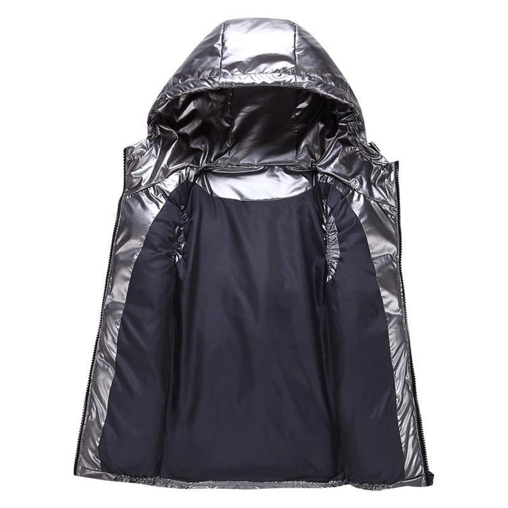 Robuste, leichte Unisex Steppweste mit Kapuze, ideal als packbarer Reisebegleiter für Outdoor-Erlebnisse.