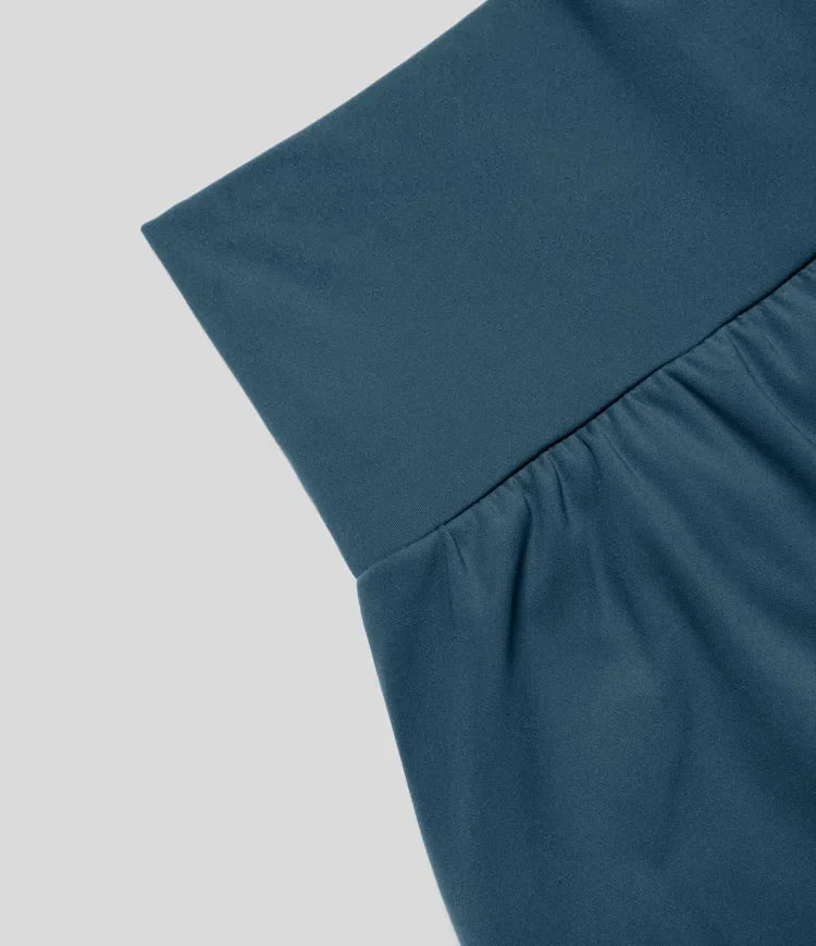 Damen Training Shorts mit hoher Taille und integrierter Leggings, flexibel & stilvoll.