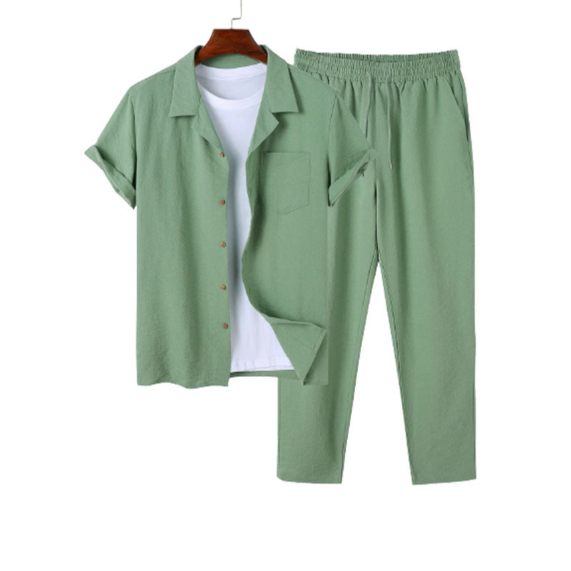 Luftiges Herren Sommer-Freizeit-Outfit: modernes Kurzarmhemd & leichte Shorts. Komfortabel für warme Urlaubstage.