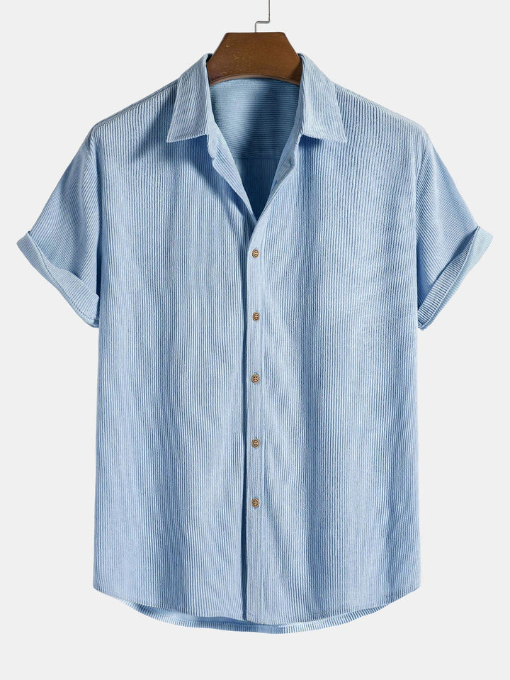 Frontansicht des casual Herren Sommer Sets: Kurzarmhemd und passende lange Hose.