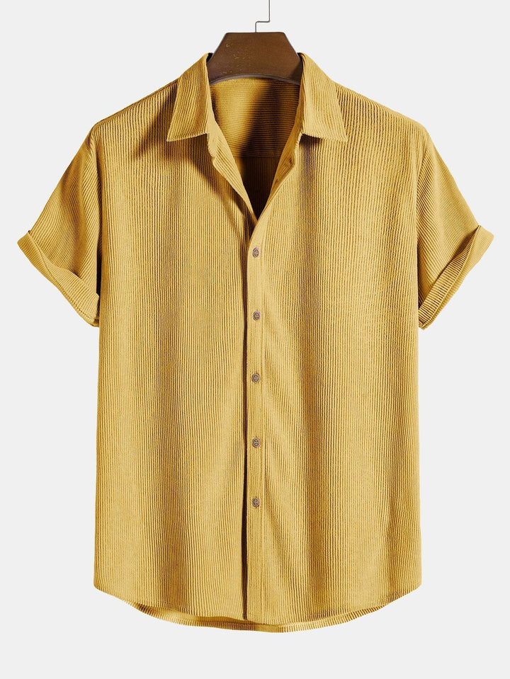 Mann genießt den Urlaub im bequemen, stylischen Herren Freizeit Set, ideal für warme Tage.