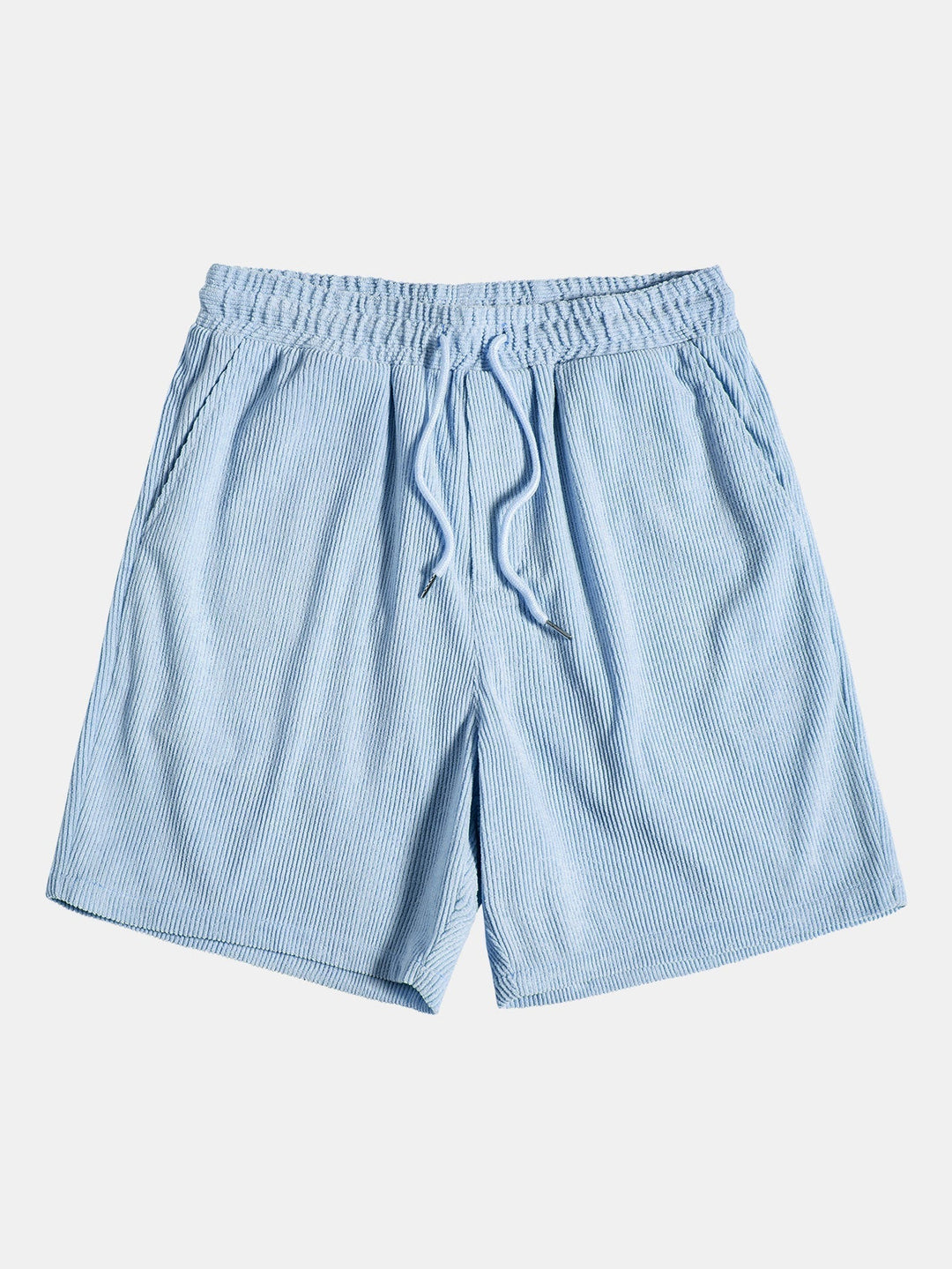 Seitenansicht eines Mannes im luftigen Herren Freizeit Set, perfekt für sommerliche Anlässe.