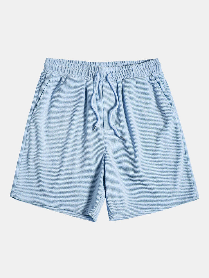 Seitenansicht eines Mannes im luftigen Herren Freizeit Set, perfekt für sommerliche Anlässe.