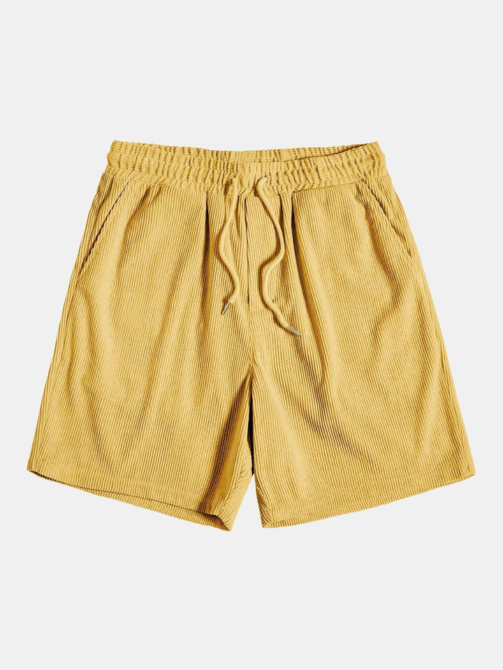 Nahaufnahme der Knöpfe am Herren Sommerhemd des Freizeit Sets, hochwertige Verarbeitung.