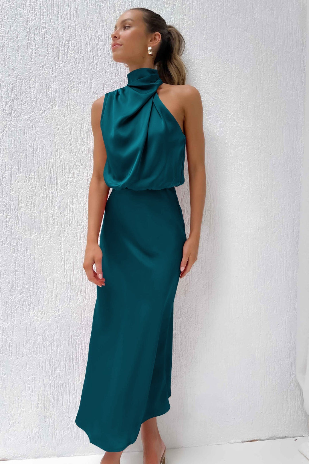 Frontansicht: Damen Neckholder Midikleid, elegant & figurschmeichelnd in A-Linie. Perfekt für Sommerfeste.