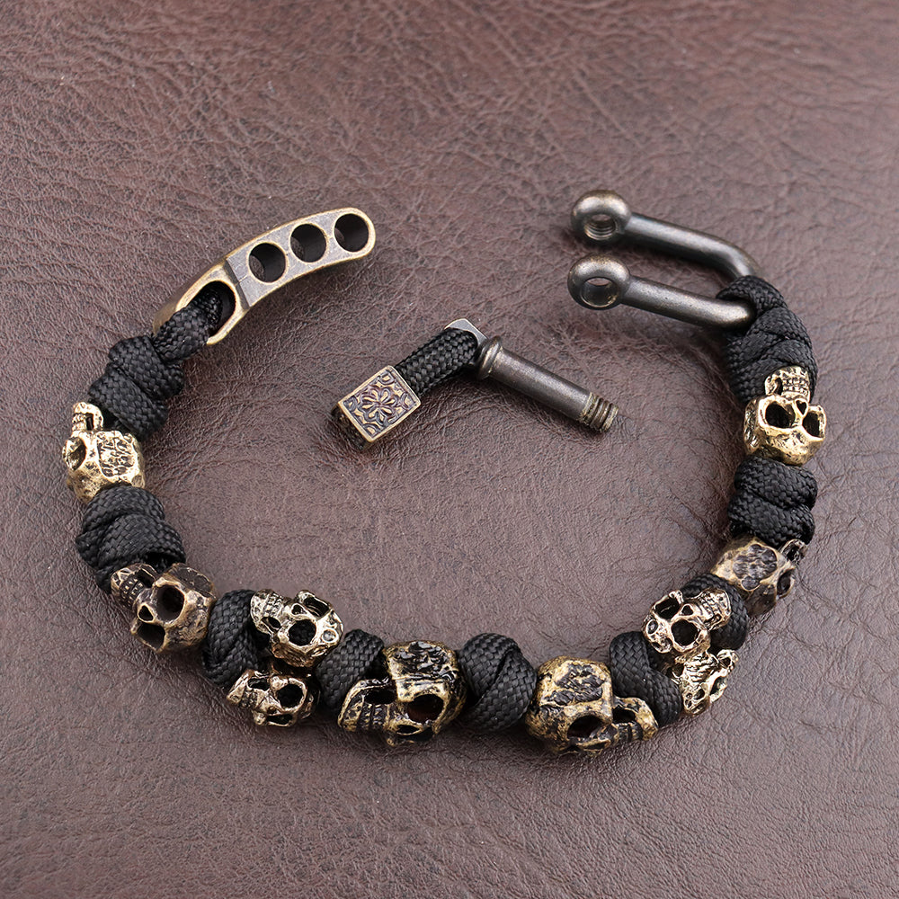 Verstellbares schwarzes Herren-Skull-Armband mit robustem Design, cooles Gothic-Accessoire für Männer.