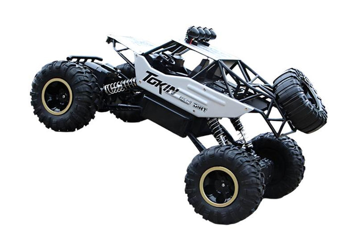 Robuster 4x4 RC-Monstertruck fährt über steiniges Offroad-Gelände, ferngesteuert für Kinder & Erwachsene.