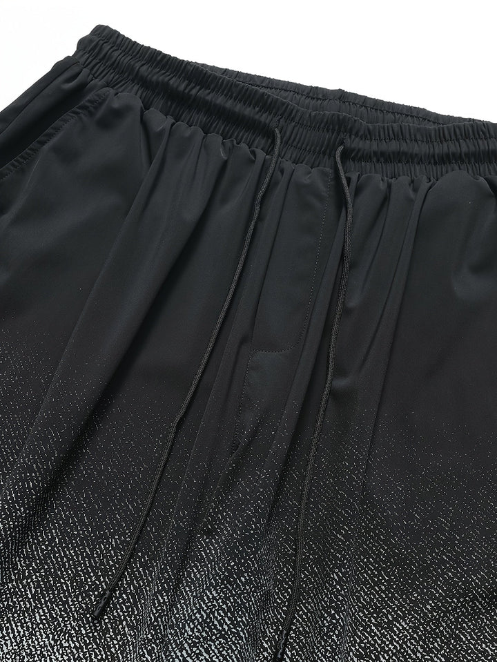 Nahaufnahme Herren Ombre Badeshorts mit Kordelzug. Modische Badehose für den Pool oder Sommerstrand.
