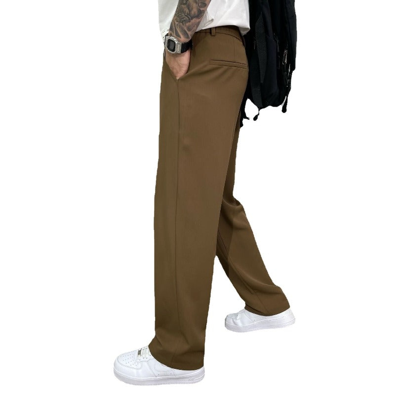 Elegante Herren Bundfaltenhose mit weitem Bein in Grau, Relaxed Fit für modernen Business Casual Look.