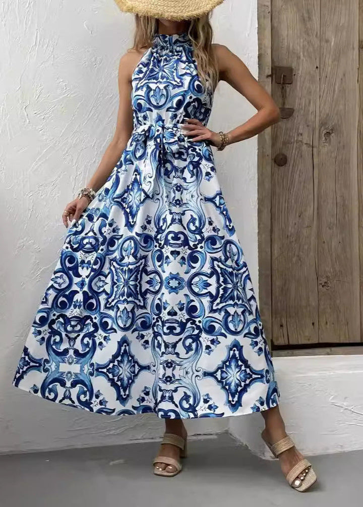 Feminines Damen Boho-Kleid mit langen, eleganten Ärmeln, hoher Taille und lebhaftem Blumenmuster.