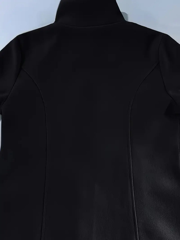 Hochwertiger Damen Wintermantel, tailliert, langarm, klassischer Schnitt. Elegant und warm für kalte Wintertage.