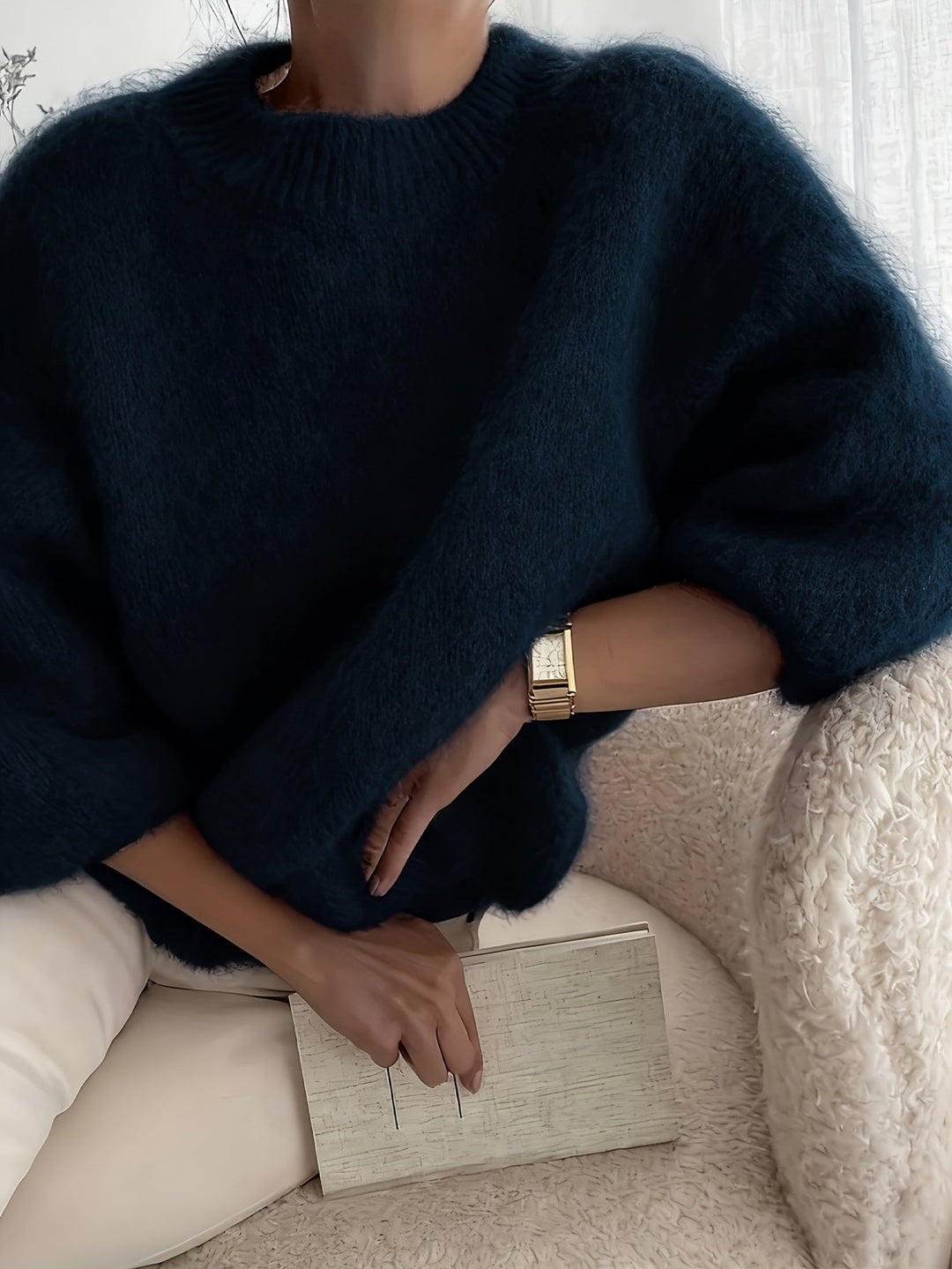 Damen flauschiger Oversized Rundhalspullover in weichem Strick, perfekt für Herbst & Wintermode.