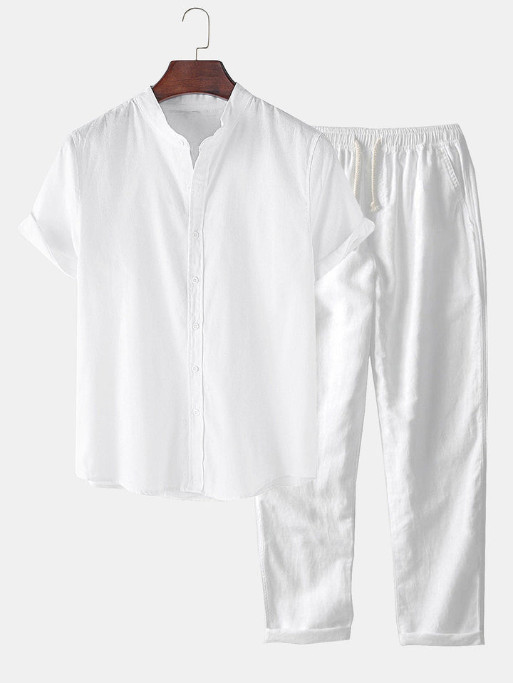 Mann trägt bequemen beigen Herren Sommer Freizeitanzug, leichtes Hemd & Hose, ideal für entspannte Tage.
