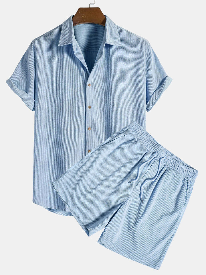 Leichtes Herren Sommer Outfit: Lockeres Hemd und komfortable Hose für Freizeit und Strand.