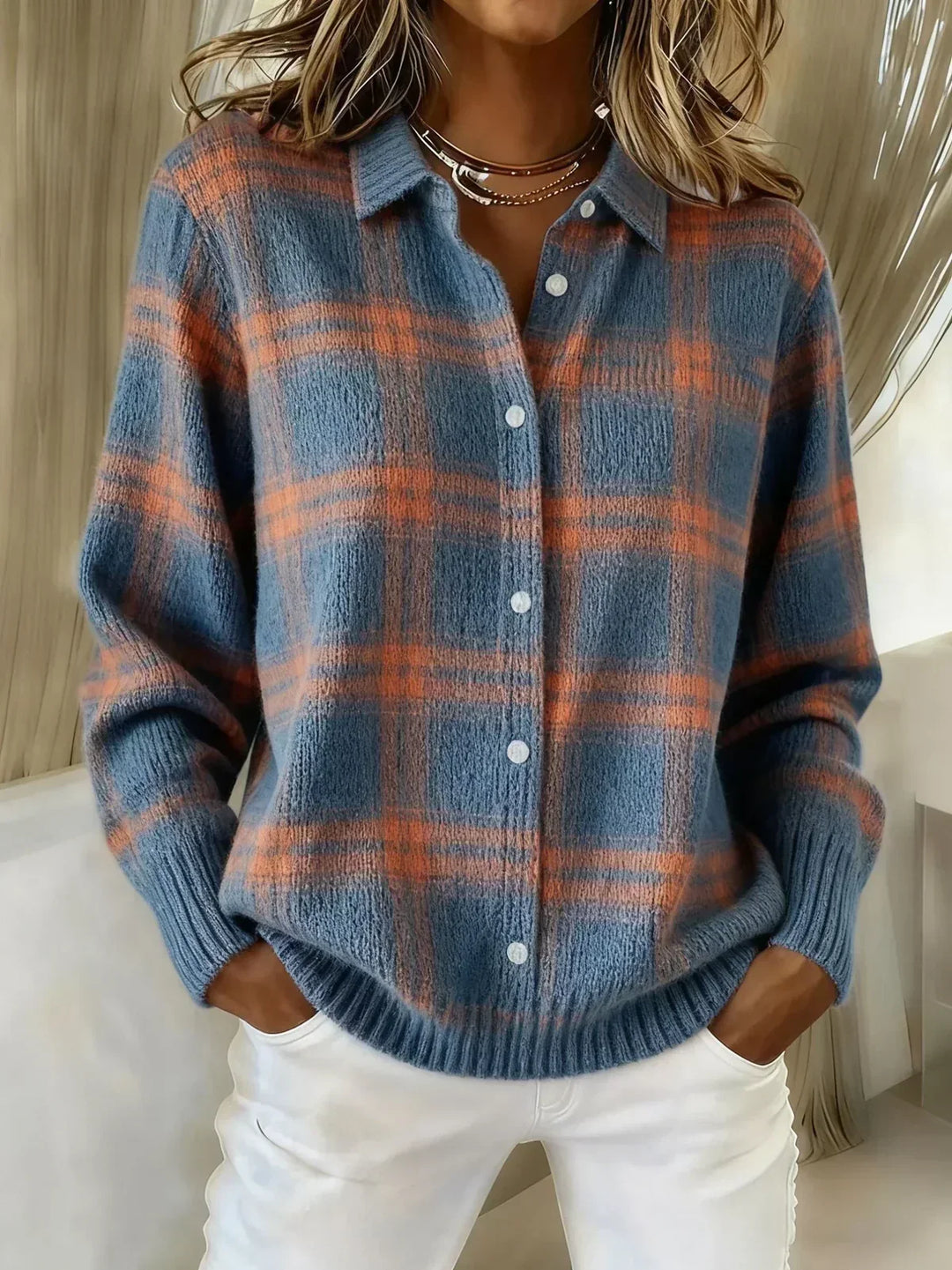 Komfortabler Damen Strickcardigan mit Karomuster in Rot, gemütlich & stilvoll für den Winter.