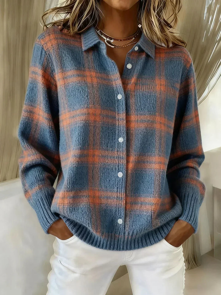 Komfortabler Damen Strickcardigan mit Karomuster in Rot, gemütlich & stilvoll für den Winter.