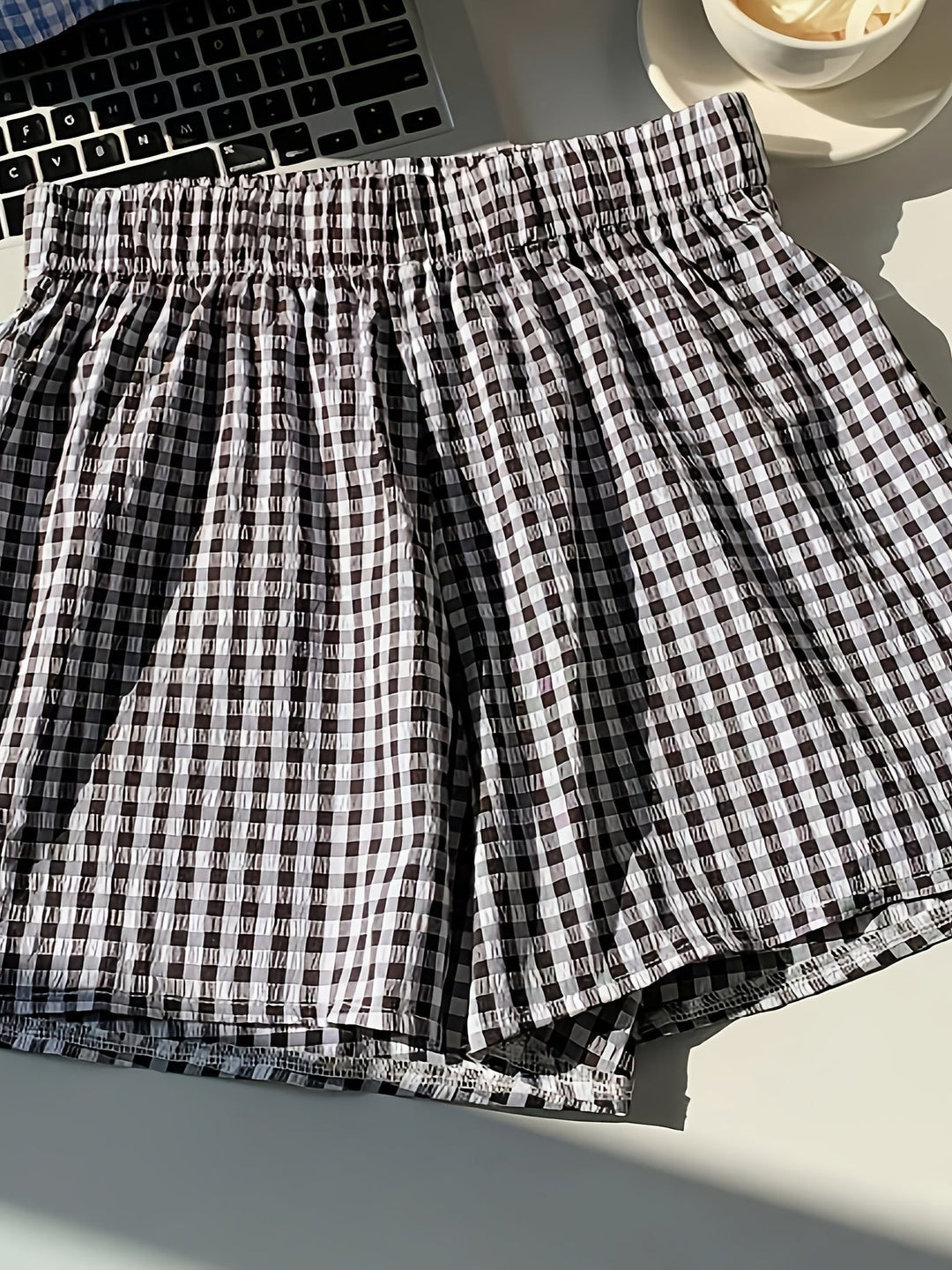 Bequeme karierte Damen Shorts für den Sommer. Freizeit-Shorts in elegantem Design für warme Tage.