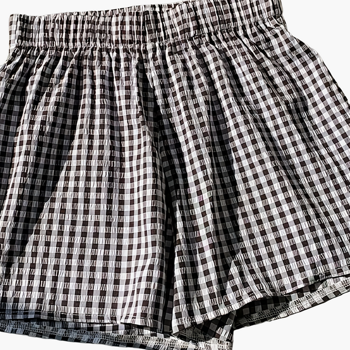 Nahaufnahme des feinen Streifen- und Karomusters der eleganten Damen Shorts. Ideal für den Sommer.
