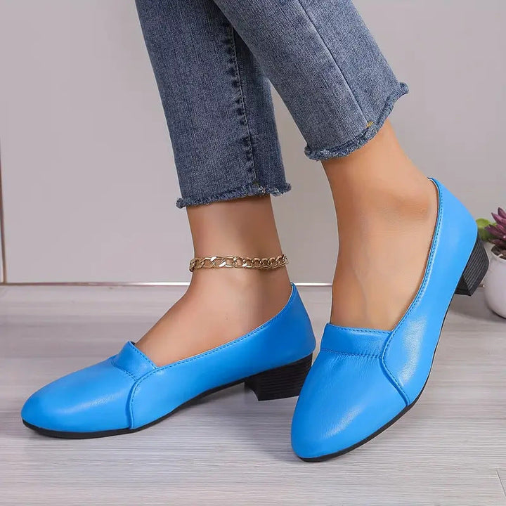 Moderne Damenschuhe: Pumps mit Blockabsatz und spitzer Kappe, vielseitig als Büro- oder Abendpumps.