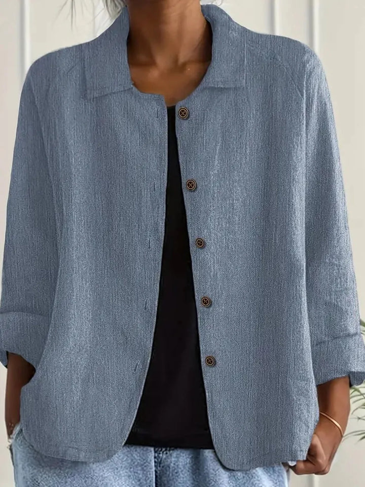 Atmungsaktive leichte Damenjacke, ideal als stilvolle Sommer- oder Frühlingsbegleiterin mit Knopfverschluss.