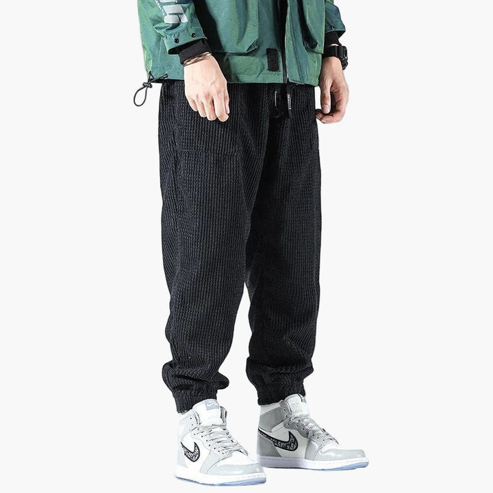 Komfortable und trendige Herren Streetwear Hose, perfekt für den entspannten Freizeit-Stil und urbane Abenteuer.