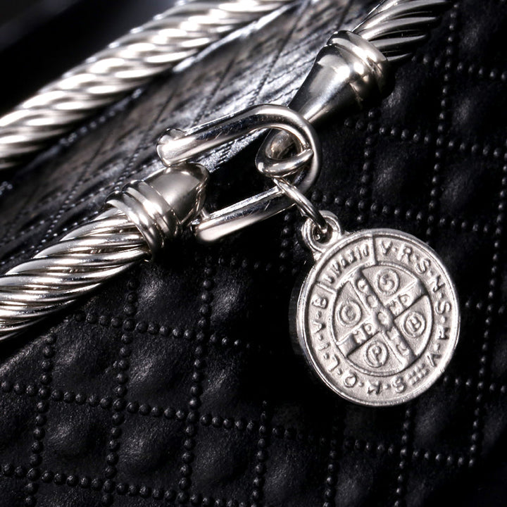 Schimmerndes Damenarmband Gold & Silber mit Benediktus Symbol, Ausdruck von Glaube und Eleganz.